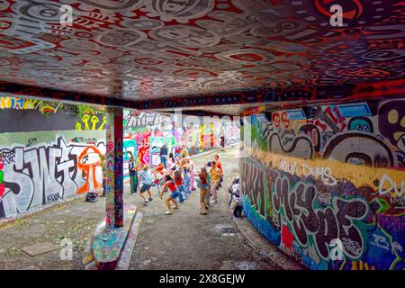 London Leake Street The Graffiti Tunnel Hip Hop dancers at tunnel entrance Stock Photo