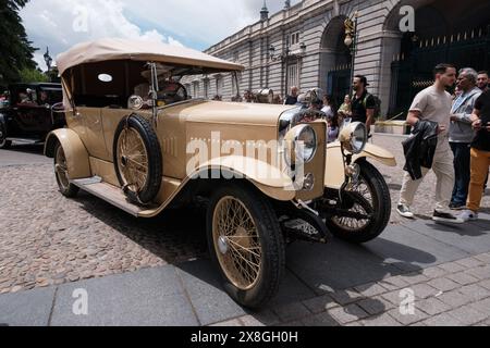 Madrid, Spain. 25th May, 2024. Classic and antique car meetings in Madrid held in the Plaza de Oriente of the Royal Palace of Madrid, May 25, 2024, Spain Credit: Sipa USA/Alamy Live News Stock Photo
