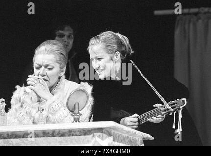 l-r: Brenda Bruce (Gertrude), Helen Mirren (Ophelia) in HAMLET by Shakespeare at the Royal Shakespeare Company (RSC), Royal Shakespeare Theatre, Stratford-upon-Avon  04/06/1970  design: Christopher Morley   lighting: John Bradley   director: Trevor Nunn Stock Photo