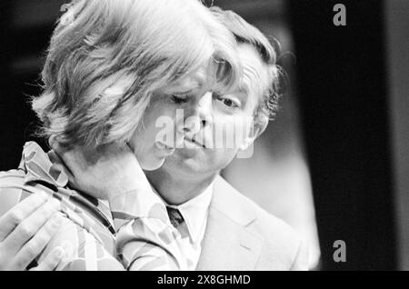 Alec McCowen (Philip), Jane Asher (Celia) in THE PHILANTHROPIST by ...