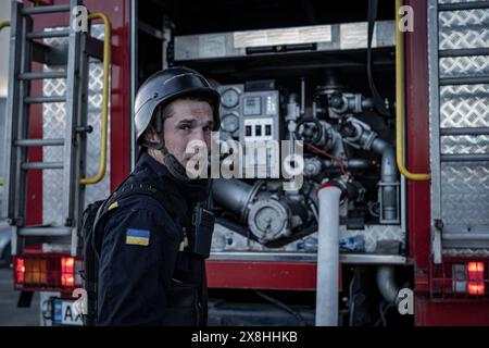 Kharkiv, Ukraine. 25th May, 2024. Nicolas Cleuet/Le Pictorium - UKR - Kharkiv - Bombing of a shopping centre in Saltyvka - 25/05/2024 - Ukraine/kharkiv oblast/Kharkiv - At around 4pm on a Saturday, the Saltyvka shopping centre was targeted by the Russian army. Two Kab gliding bombs hit a large construction and DIY shop. Nearly 200 people were shopping there when the alarm systems sounded. At the end of the evening the provisional death toll was 6 and 16 missing. Credit: LE PICTORIUM/Alamy Live News Stock Photo