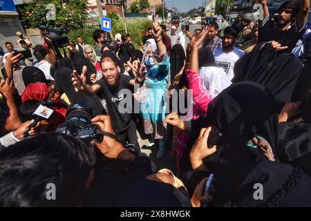 Anantnag, Jammu And Kashmir, India. 25th May, 2024. Supporters of Jammu and Kashmir Peoples Democratic Party(PDP) shout slogans at a protest against the alleged detention of the party workers ahead of the sixth round of polling in India's national election in Bijbehara, south of Srinagar, Indian controlled Kashmir, Saturday, May 25, 2024. (Credit Image: © Mubashir Hassan/Pacific Press via ZUMA Press Wire) EDITORIAL USAGE ONLY! Not for Commercial USAGE! Stock Photo