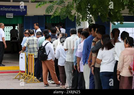 Phnom Penh, Cambodia. 26th May, 2024. Voters line up to vote in local council elections in Phnom Penh, Cambodia, on May 26, 2024. The municipal, provincial, town and district council elections for the fourth term kicked off in Cambodia on Sunday, with five political parties taking part in the race, a National Election Committee (NEC) spokesperson said. Credit: Sovannara/Xinhua/Alamy Live News Stock Photo