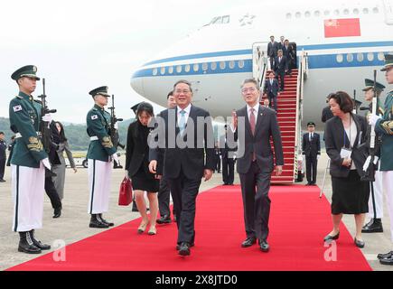 Seoul, South Korea. 26th May, 2024. Chinese Premier Li Qiang arrives in Seoul, South Korea on May 26, 2024 to attend the ninth Trilateral Summit Meeting among China, Japan and South Korea. Credit: Liu Weibing/Xinhua/Alamy Live News Stock Photo