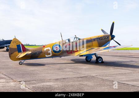 Supermarine Spitfire, MK356, in desert camouflage of the Battle of ...