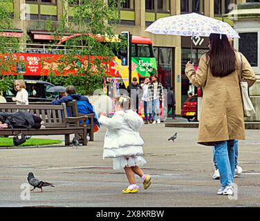Glasgow, Scotland, UK. 26th May, 2024: UK Weather: Wet day as locals and tourists in the city walked on george square the style mile at lunchtime. Credit Gerard Ferry/Alamy Live News Stock Photo