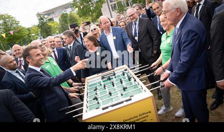 Besuch des Präsidenten der Französischen Republik 75 Jahre Grundgesetz Demokratiefest Die beiden Präsidenten spielen ein Kicker-Match auf dem Demokratiefest Frank-Walter Steinmeier, Bundespräsident, im Gespräch mit Emmanuel Macron, Präsident der Französischen RepublikBesuch des Präsidenten der Französischen Republik 75 Jahre Grundgesetz Demokratiefest Die beiden Präsidenten spielen ein Kicker-Match auf dem Demokratiefest Frank-Walter Steinmeier, Bundespräsident, im Gespräch mit Emmanuel Macron, Präsi, Berlin Berlin Deutschland Dialogforum auf dem Demokratiefe *** Visit by the President of the Stock Photo