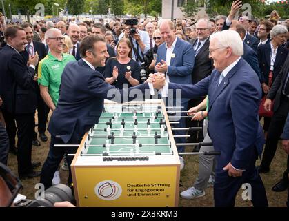 Besuch des Präsidenten der Französischen Republik 75 Jahre Grundgesetz Demokratiefest Die beiden Präsidenten spielen ein Kicker-Match auf dem Demokratiefest Frank-Walter Steinmeier, Bundespräsident, im Gespräch mit Emmanuel Macron, Präsident der Französischen RepublikBesuch des Präsidenten der Französischen Republik 75 Jahre Grundgesetz Demokratiefest Die beiden Präsidenten spielen ein Kicker-Match auf dem Demokratiefest Frank-Walter Steinmeier, Bundespräsident, im Gespräch mit Emmanuel Macron, Präsi, Berlin Berlin Deutschland Dialogforum auf dem Demokratiefe *** Visit by the President of the Stock Photo