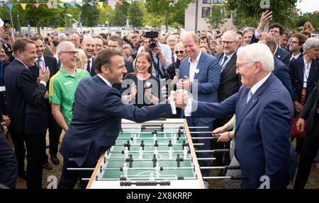 Besuch des Präsidenten der Französischen Republik 75 Jahre Grundgesetz Demokratiefest Die beiden Präsidenten spielen ein Kicker-Match auf dem Demokratiefest Frank-Walter Steinmeier, Bundespräsident, im Gespräch mit Emmanuel Macron, Präsident der Französischen RepublikBesuch des Präsidenten der Französischen Republik 75 Jahre Grundgesetz Demokratiefest Die beiden Präsidenten spielen ein Kicker-Match auf dem Demokratiefest Frank-Walter Steinmeier, Bundespräsident, im Gespräch mit Emmanuel Macron, Präsi, Berlin Berlin Deutschland Dialogforum auf dem Demokratiefe *** Visit by the President of the Stock Photo