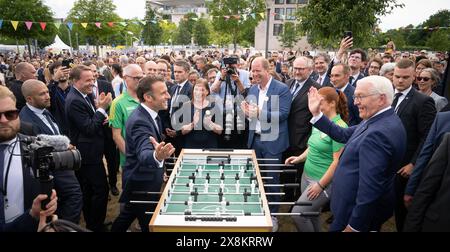 Besuch des Präsidenten der Französischen Republik 75 Jahre Grundgesetz Demokratiefest Die beiden Präsidenten spielen ein Kicker-Match auf dem Demokratiefest Frank-Walter Steinmeier, Bundespräsident, im Gespräch mit Emmanuel Macron, Präsident der Französischen RepublikBesuch des Präsidenten der Französischen Republik 75 Jahre Grundgesetz Demokratiefest Die beiden Präsidenten spielen ein Kicker-Match auf dem Demokratiefest Frank-Walter Steinmeier, Bundespräsident, im Gespräch mit Emmanuel Macron, Präsi, Berlin Berlin Deutschland Dialogforum auf dem Demokratiefe *** Visit by the President of the Stock Photo