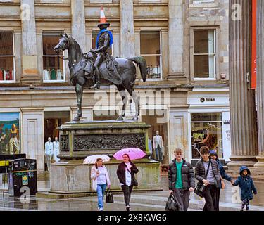 Glasgow, Scotland, UK. 26th May, 2024: UK Weather: Wet day as locals and tourists in the city walked on george square the style mile at lunchtime. Credit Gerard Ferry/Alamy Live News Stock Photo