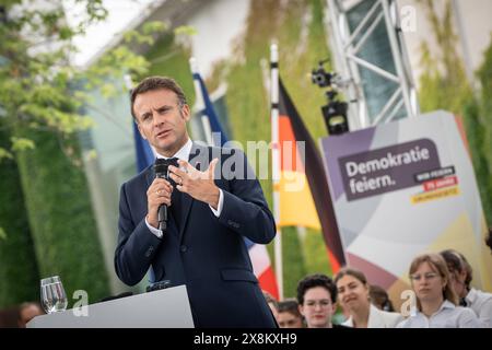 Besuch des Präsidenten der Französischen Republik 75 Jahre Grundgesetz Demokratiefest Bühnengespräch mit dem deutschen Bundespräsidenten im so genannten Dialogforum auf dem Platz vor dem Bundeskanzleramt in Berlin Emmanuel Macron, Präsident der Französischen RepublikBesuch des Präsidenten der Französischen Republik 75 Jahre Grundgesetz Demokratiefest Bühnengespräch mit dem deutschen Bundespräsidenten im so genannten Dialogforum auf dem Platz vor dem Bundeskanzleramt in Berlin Emmanuel Macron, Präsid, Berlin Berlin Deutschland Dialogforum auf dem Demokratiefe *** Visit by the President of the F Stock Photo