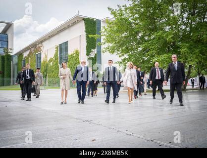 Besuch des Präsidenten der Französischen Republik 75 Jahre Grundgesetz Demokratiefest Bühnengespräch mit dem deutschen Bundespräsidenten im so genannten Dialogforum auf dem Platz vor dem Bundeskanzleramt in Berlin Frank-Walter Steinmeier, Bundespräsident, im Gespräch mit Emmanuel Macron, Präsident der Französischen Republik mit ihren Ehefrauen Elke Büdenbender und Brigitte MarconBesuch des Präsidenten der Französischen Republik 75 Jahre Grundgesetz Demokratiefest Bühnengespräch mit dem deutschen Bundespräsidenten im so genannten Dialogforum auf dem Platz vor dem Bundeskanzleramt in Berlin Fran Stock Photo