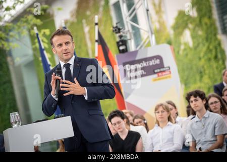 Besuch des Präsidenten der Französischen Republik 75 Jahre Grundgesetz Demokratiefest Bühnengespräch mit dem deutschen Bundespräsidenten im so genannten Dialogforum auf dem Platz vor dem Bundeskanzleramt in Berlin Emmanuel Macron, Präsident der Französischen RepublikBesuch des Präsidenten der Französischen Republik 75 Jahre Grundgesetz Demokratiefest Bühnengespräch mit dem deutschen Bundespräsidenten im so genannten Dialogforum auf dem Platz vor dem Bundeskanzleramt in Berlin Emmanuel Macron, Präsid, Berlin Berlin Deutschland Dialogforum auf dem Demokratiefe *** Visit by the President of the F Stock Photo