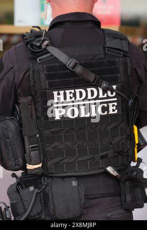 Heddlu Police armed police officer in South Wales UK in May 2024 Stock Photo