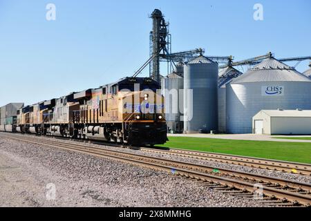 Maple Park, Illinois. A Union Pacific Railroad intermodal freight train, led by four locomotives, heading east to Chicago. Stock Photo