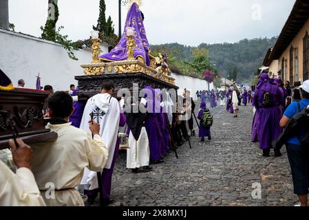 Women carrying statue of Virgin Mary, Traditional Easter procession, Antigua, Guatemala Stock Photo