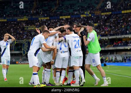 Verona, Italia. 26th May, 2024. Inter players celebrates at the end of the game Serie A soccer match between Hellas Verona and Inter at the Marcantonio Bentegodi Stadium, north Est Italy - Sunday, May 26, 2024. Sport - Soccer (Photo by Paola Garbuioi/Lapresse) Credit: LaPresse/Alamy Live News Stock Photo