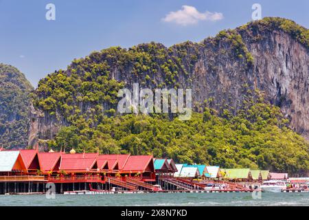 The floating muslim fishing village of Koh Panyee' in the limestone landscape of Phang Nga Bay, Thailand Stock Photo