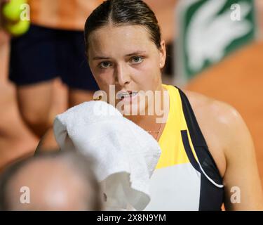 Paris, France. 26th May, 2024. Tennis: Grand Slam/WTA Tour, French Open, singles, women, 1st round. Xinyu (China) - Niemeier (Dortmund). Jule Niemeier is in action. Credit: Frank Molter/dpa/Alamy Live News Stock Photo