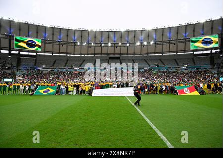 Rio De Janeiro, Brazil. 26th May, 2024. Teams line up for photo after the charity football match between União and Esperança at the Maracanã Stadium in Rio de Janeiro, Brazil. The game was organized to raise money for the victims of floods in Rio Grande do Sul in the south of Brazil. Ronaldinho Gaucho was chosen Man of the Match. (Andre Ricardo/SPP) Credit: SPP Sport Press Photo. /Alamy Live News Stock Photo