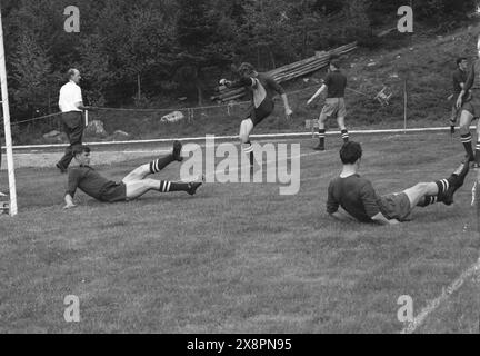 The Soviet national football team trains in Hindås, Sweden, in June 1958. 1958 FIFA World Cup, Sweden.Photo: Kamerareportage/TT code 2524 Stock Photo