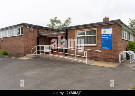 Forest Hall, North Tyneside, UK. Forest Hall Library - a public library in the suburb. Stock Photo