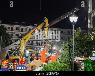 Tongling City, China. 27th May, 2024. Rescuers carry out search and rescue operations at the site of a building collapse in Datong Township of Tongling City, east China's Anhui Province, on May 27, 2024. Five people remain missing after a residential building partially collapsed Monday afternoon in the city of Tongling, east China's Anhui Province, according to local authorities. The western side of the five-story building, located in Datong Township in Jiaoqu District, collapsed at around 1:40 p.m. Monday, the district government confirmed. The government said an initial investi Credit: Xinhu Stock Photo