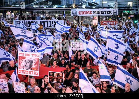 Israel. 25th May, 2024. Protestors wave the Israeli flag while holding signs against Prime Minister Benjamin Netanyahu. Tens of housands of Israelis demonstrated with the hostages families against Prime Minister Benjamin Netanyahu in Tel Aviv, demanding an immidiate hostage deal and general elections. Clashes with the Israeli police occured once protestors had set up bonfires on Kaplan junction. Tel Aviv, Israel. May 25th 2024. (Matan Golan/Sipa USA). Credit: Sipa USA/Alamy Live News Stock Photo