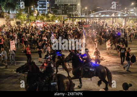 Israel. 25th May, 2024. Israeli mounted police officers run into the cprotestors crowd. Tens of housands of Israelis demonstrated with the hostages families against Prime Minister Benjamin Netanyahu in Tel Aviv, demanding an immidiate hostage deal and general elections. Clashes with the Israeli police occured once protestors had set up bonfires on Kaplan junction. Tel Aviv, Israel. May 25th 2024. (Matan Golan/Sipa USA). Credit: Sipa USA/Alamy Live News Stock Photo