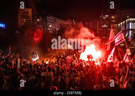 Israel. 25th May, 2024. Bonfires and flares on Kaplan junction. Tens of housands of Israelis demonstrated with the hostages families against Prime Minister Benjamin Netanyahu in Tel Aviv, demanding an immidiate hostage deal and general elections. Clashes with the Israeli police occured once protestors had set up bonfires on Kaplan junction. Tel Aviv, Israel. May 25th 2024. (Matan Golan/Sipa USA). Credit: Sipa USA/Alamy Live News Stock Photo