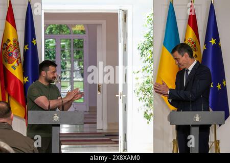 Madrid, Spain. 27th May, 2024. Ukraine's President Volodymyr Zelensky applaud during a joint press conference with Spain's Prime Minister Pedro Sanchez (R) upon signing a security deal at La Moncloa Palace in Madrid. VolodÌmir Zelenski, President of Ukraine, visited the facilities of the Moncloa Palace in Madrid, where he was received by the President of the Spanish Government, Pedro Sanchez. The visit is within the framework of an official visit to sign agreements with Spain. Credit: SOPA Images Limited/Alamy Live News Stock Photo
