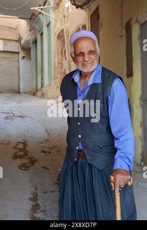 An old Mozabite man working as a tour guide in the Ksar El Atteuf the provincial capital and one of the 5 Ksar (fortified settlement) in Mzab Valley.Ghardaia Province.North Sahara.Algeria Stock Photo