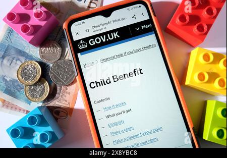 gov.uk child benefit internet home page on smartphone screen Stock Photo