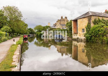 Towpath and reflections in the Kennet and Avon canal in May, Bath, England, UK Stock Photo