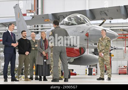 Brussels, Belgium. 28th May, 2024. Prime Minister Alexander De Croo, Ukraine president Volodymyr Zelensky and Defence minister Ludivine Dedonder meet with Belgian F-16 pilots, instructors and technical staff at Melsbroek military airport, Tuesday 28 May 2024. Zelensky is visiting Belgium to sign a bilateral security agreement in Brussels. BELGA PHOTO ERIC LALMAND Credit: Belga News Agency/Alamy Live News Stock Photo