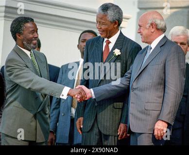 9 May 1994, Cape Town - South African President Nelson Mandela (C) shakes hands with his two Deputy Presidents Thabo Mbeki (L) and former president FW de Klerk (R), after the inaugural sitting of South Africa's first all-race parliament. Mandela was elected South Africa's first black head of state by the post-apartheid assembly.    Photo by Eric Miller / african.pictures Stock Photo