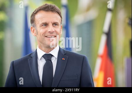 Besuch des Präsidenten der Französischen Republik 75 Jahre Grundgesetz Demokratiefest Bühnengespräch mit dem deutschen Bundespräsidenten im so genannten Dialogforum auf dem Platz vor dem Bundeskanzleramt in Berlin Emmanuel Macron, Präsident der Französischen RepublikBesuch des Präsidenten der Französischen Republik 75 Jahre Grundgesetz Demokratiefest Bühnengespräch mit dem deutschen Bundespräsidenten im so genannten Dialogforum auf dem Platz vor dem Bundeskanzleramt in Berlin Emmanuel Macron, Präsid, Berlin Berlin Deutschland Dialogforum auf dem Demokratiefe *** Visit by the President of the F Stock Photo