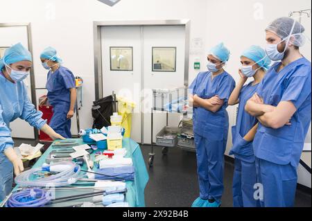 Report at Nice University Hospital, Pasteur Hospital, for a radical prostatectomy with lymph node dissection on a 66-year-old patient suffering from high-risk prostate cancer according to the D Amico classification. Here in the operating room, preparations for the operation. Surgery students attend the operation.FRANCE. Laparoscopic prostatectomy assisted by the da vinci robot 015809 005 Stock Photo