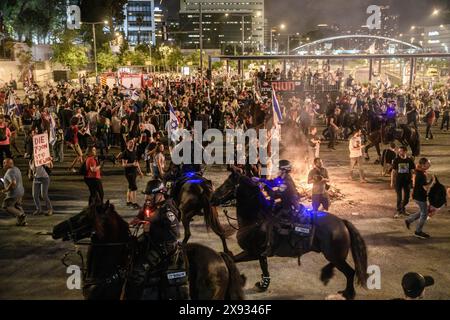 Tel Aviv, Israel. 25th May, 2024. Israeli mounted police officers run into the protestors crowd during the demonstration. Tens of thousands of Israelis demonstrated with the hostages families against Prime Minister Benjamin Netanyahu in Tel Aviv, demanding an immediate hostage deal and general elections. Clashes with the Israeli police occurred when protestors did set up bonfires at Kaplan junction. (Credit Image: © Matan Golan/SOPA Images via ZUMA Press Wire) EDITORIAL USAGE ONLY! Not for Commercial USAGE! Stock Photo