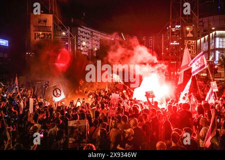 Tel Aviv, Israel. 25th May, 2024. Bonfires and flares on Kaplan junction during the demonstration. Tens of thousands of Israelis demonstrated with the hostages families against Prime Minister Benjamin Netanyahu in Tel Aviv, demanding an immediate hostage deal and general elections. Clashes with the Israeli police occurred when protestors did set up bonfires at Kaplan junction. (Credit Image: © Matan Golan/SOPA Images via ZUMA Press Wire) EDITORIAL USAGE ONLY! Not for Commercial USAGE! Stock Photo