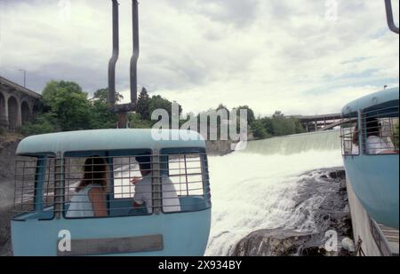 Spokane, Washington, U.S.A., approx. 1991. Open-air gondola ride over the Lower Falls of the Spokane River. Stock Photo