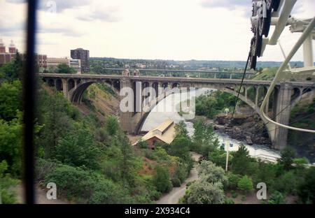 Spokane, Washington, U.S.A., approx. 1991. Open-air gondola ride over the Lower Falls of the Spokane River. Stock Photo