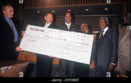 K17863WW: TOWN HALL MEETING ON HIV/AIDS IN AFRICA.AT UN, NYC 02/07/2000.DANNY GLOVER AND KOFI ANNAN. WALTER WEISSMAN/ 2000(Credit Image: © WALTER WEISSMAN/ZUMA Wire) EDITORIAL USAGE ONLY! Not for Commercial USAGE! Stock Photo