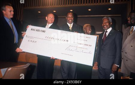 K17863WW: TOWN HALL MEETING ON HIV/AIDS IN AFRICA.AT UN, NYC 02/07/2000.DANNY GLOVER AND KOFI ANNAN. WALTER WEISSMAN/ 2000(Credit Image: © WALTER WEISSMAN/ZUMA Wire) EDITORIAL USAGE ONLY! Not for Commercial USAGE! Stock Photo