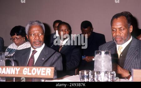 K17863WW: TOWN HALL MEETING ON HIV/AIDS IN AFRICA.AT UN, NYC 02/07/2000.DANNY GLOVER AND KOFI ANNAN . WALTER WEISSMAN/ 2000(Credit Image: © WALTER WEISSMAN/ZUMA Wire) EDITORIAL USAGE ONLY! Not for Commercial USAGE! Stock Photo