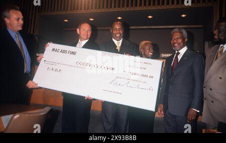 K17863WW: TOWN HALL MEETING ON HIV/AIDS IN AFRICA.AT UN, NYC 02/07/2000.DANNY GLOVER AND KOFI ANNAN. WALTER WEISSMAN/ 2000(Credit Image: © WALTER WEISSMAN/ZUMA Wire) EDITORIAL USAGE ONLY! Not for Commercial USAGE! Stock Photo