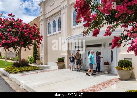 Visitors at the entrance to the Blue Bell Creameries Country Store and Ice Cream Parlor in Sylacauga, Alabama Stock Photo