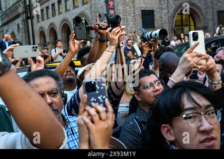 New York, USA. 28th May, 2024. People crowd 42nd Street to watch the susnet despite the cloudy day, during the first day of Manhattanhenge. Twice a year the sun is perfectly aligned with the East-West streets of the main New York City street grid, a phenomenon called Manhattanhenge or Manhattan Solstice. Credit: Alamy Live News/Enrique Shore Credit: Enrique Shore/Alamy Live News Stock Photo