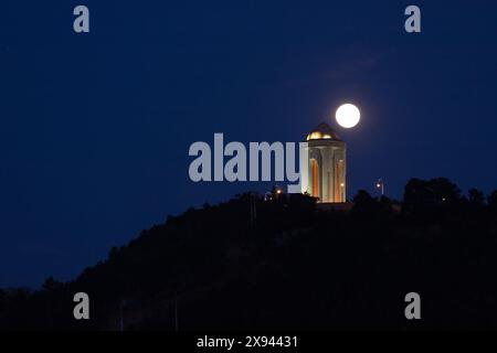 Baku. Azerbaijan. 11.20.2021. Moonset over the memorial to those killed in Upland Park. Stock Photo